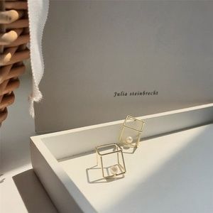 Cube earring with pearl in gold with 925 silver